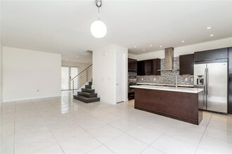 6419 NW 105th Ct in Doral, FL - Foto de edificio - Building Photo