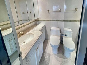1 Bay Club Dr, Unit 3F in Queens, NY - Building Photo - Building Photo