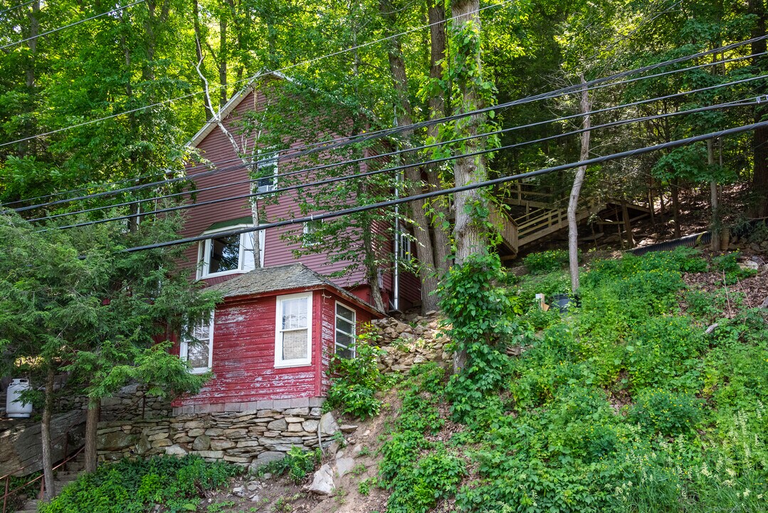 88 E Shore Rd in Washington, CT - Building Photo