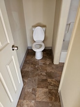 16902 SE Division St in Portland, OR - Foto de edificio - Building Photo