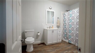 307 W College Ave in Hartsville, SC - Foto de edificio - Building Photo