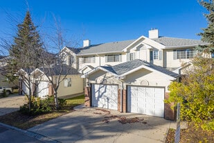 10 Lincoln SW in Calgary, AB - Building Photo