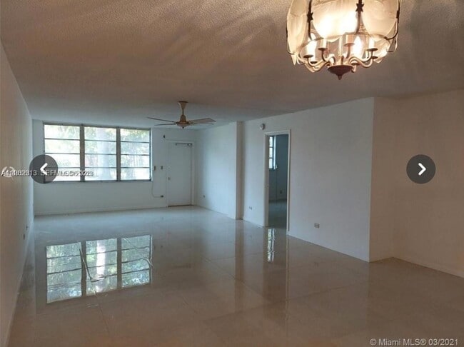 445 NE 195th St, Unit 127 in Miami, FL - Building Photo - Building Photo