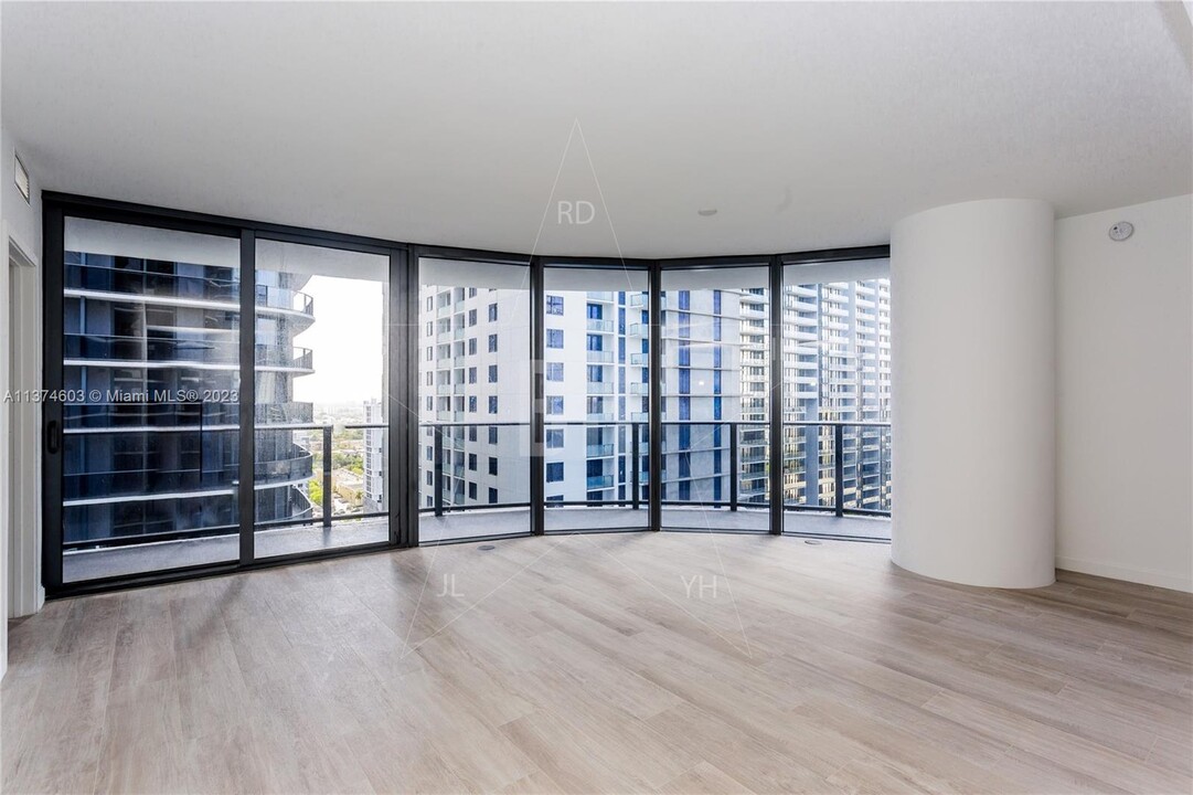 45 SW 9th St, Unit 2201 in Miami, FL - Foto de edificio
