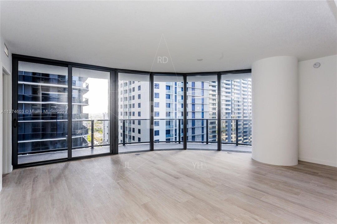 45 SW 9th St, Unit 2201 in Miami, FL - Building Photo