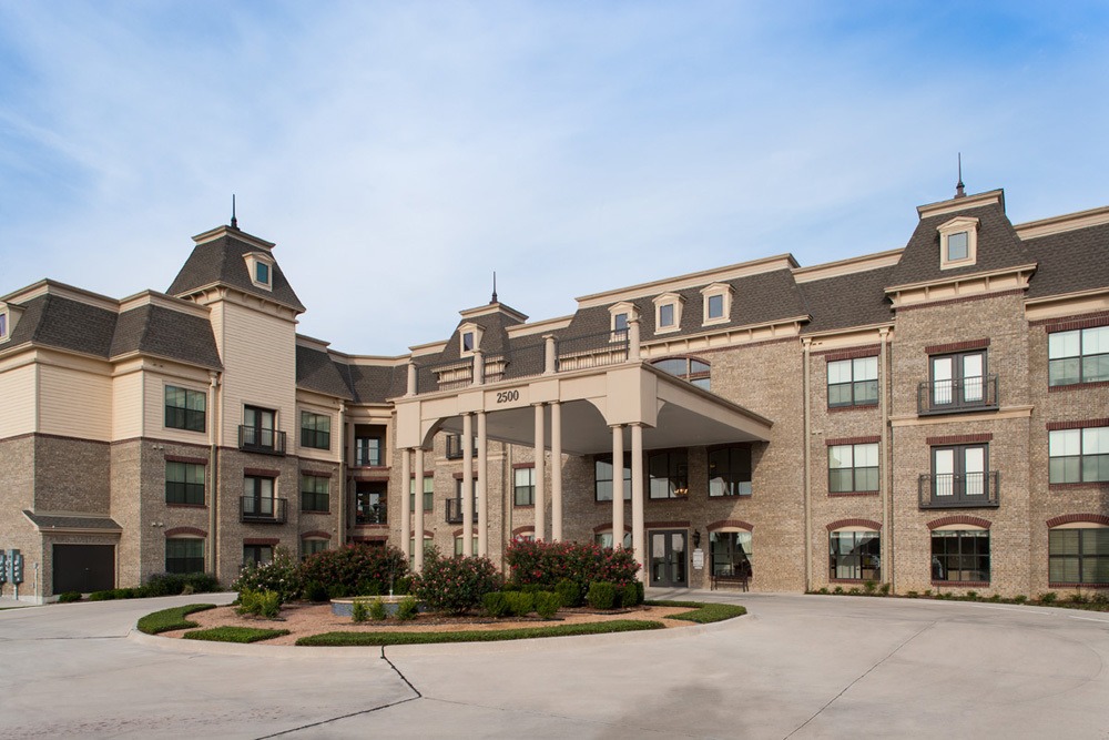 Discovery Village @ Castle Hills SeniorLiving in Lewisville, TX - Building Photo