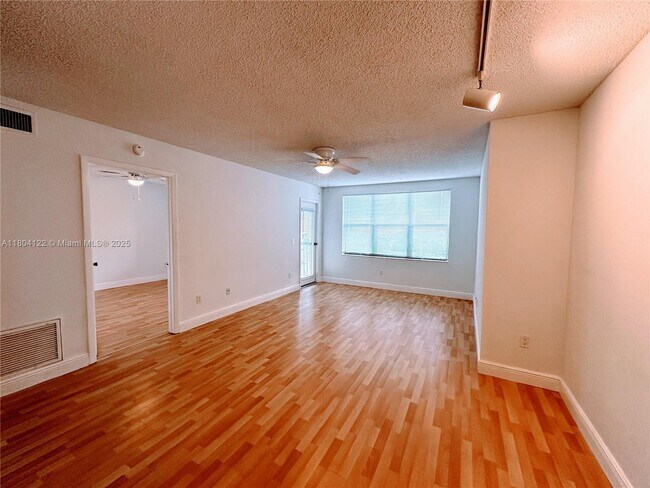 4521 W McNab Rd in Pompano Beach, FL - Building Photo - Building Photo