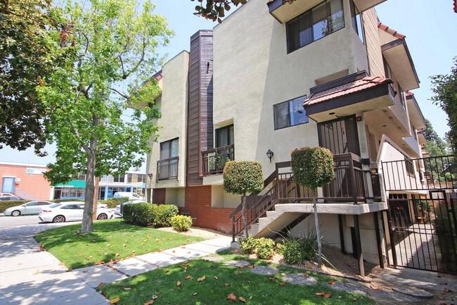 800 E Wilson Ave in Glendale, CA - Foto de edificio - Building Photo