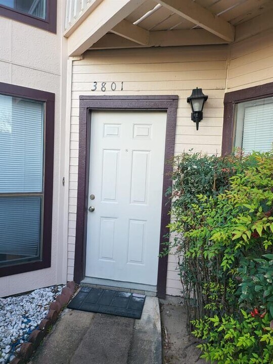3801 Tanglewilde St in Houston, TX - Foto de edificio