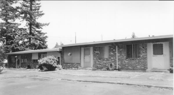 10640 E Burnside St in Portland, OR - Building Photo