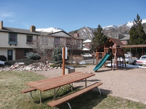 Village Green Apartments in Glenwood Springs, CO - Foto de edificio - Building Photo