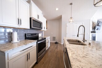 756 Stonegate Rd in Chanhassen, MN - Foto de edificio - Building Photo