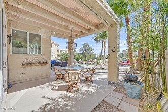 8161 Round Hills Cir in Las Vegas, NV - Building Photo - Building Photo