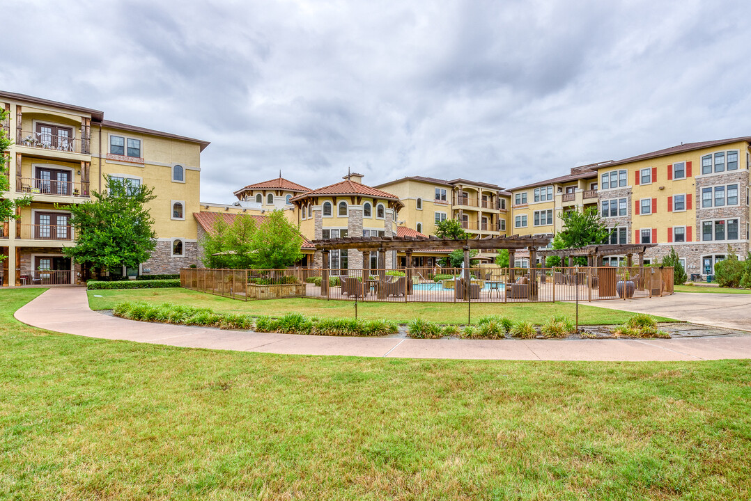 Aventine at Kessler Park in Dallas, TX - Foto de edificio