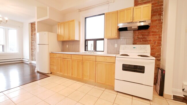 218 Close Ave in Toronto, ON - Building Photo - Building Photo