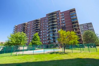 Le Comesol Apartments in Montréal, QC - Building Photo - Building Photo