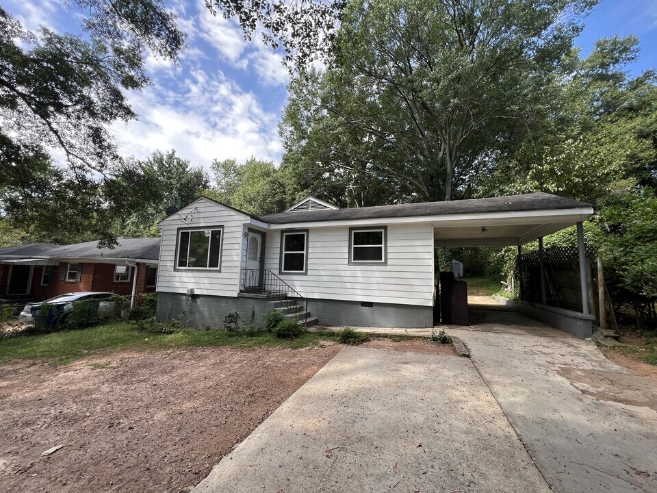 2157 Nelms Dr SW in Atlanta, GA - Building Photo