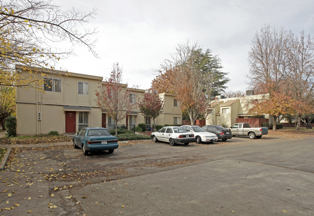 American River Garden Apartments in Sacramento, CA - Building Photo