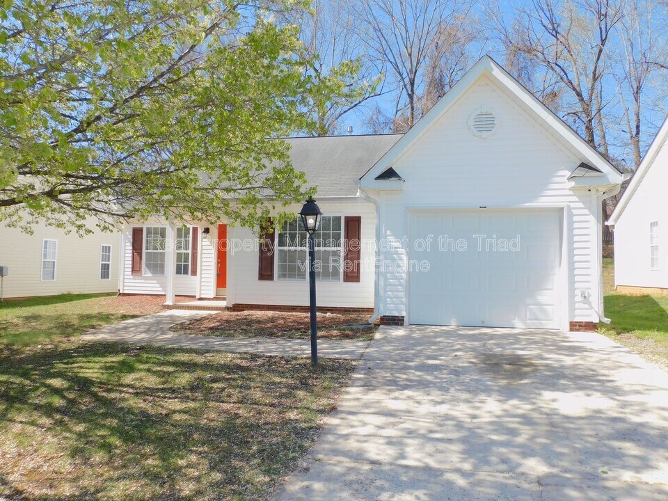 1856 Oakhurst Park Ln in Kernersville, NC - Building Photo