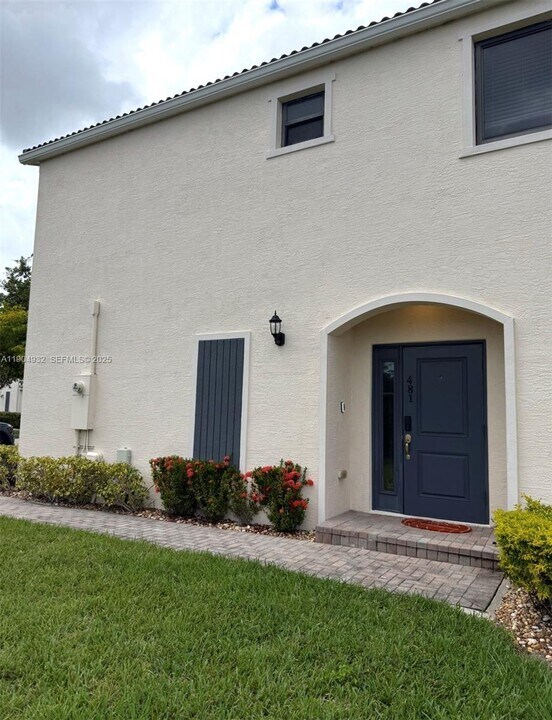 481 NE 194th Terrace in Miami, FL - Foto de edificio