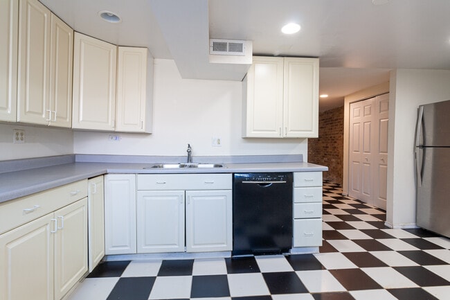 828 W Dakin St, Unit g in Chicago, IL - Foto de edificio - Building Photo