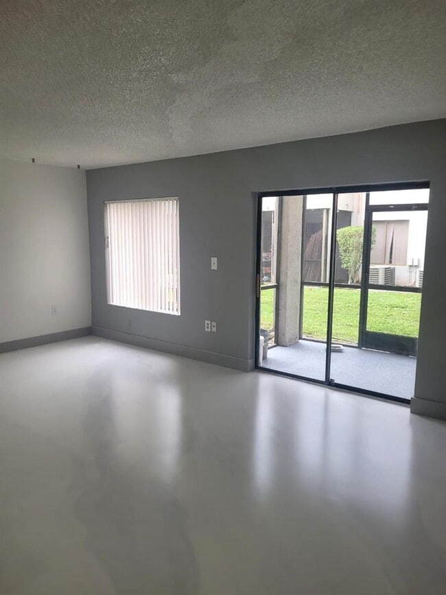 3208 Coral Lake Ln, Unit 3208 in Coral Springs, FL - Foto de edificio - Building Photo