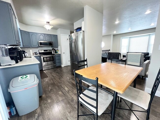 property at 5658 S Vlg Cir