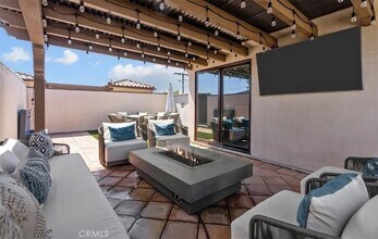 201 N Reese Pl, Unit 203 in Burbank, CA - Building Photo - Building Photo