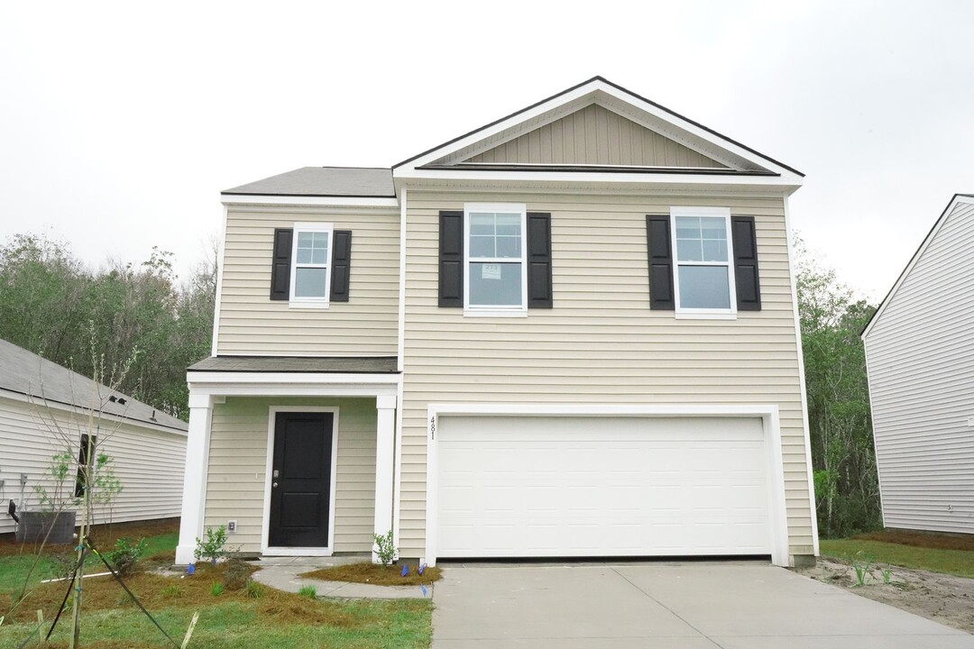 481 Coconut Dr in Bloomingdale, GA - Foto de edificio