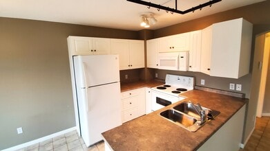 916-911 11 St in Cold Lake, AB - Building Photo - Building Photo