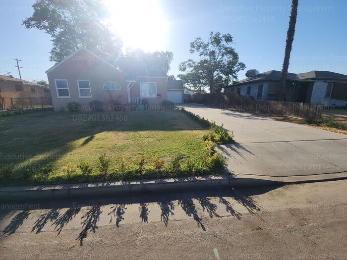 118 Dixon Ave in Bakersfield, CA - Building Photo