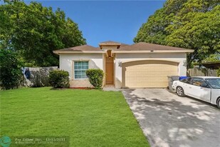 2501 NW 8th St in Pompano Beach, FL - Building Photo