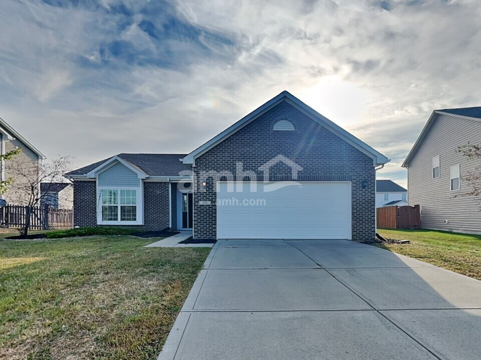 635 Prospector Dr in Greenfield, IN - Building Photo