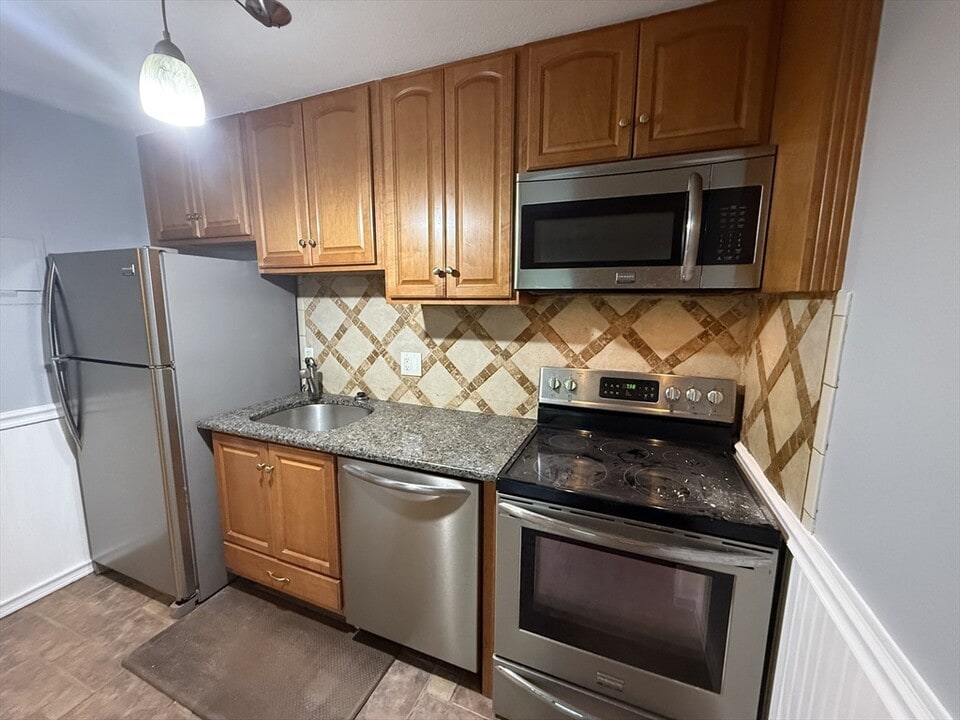 491 W Central St in Franklin, MA - Building Photo