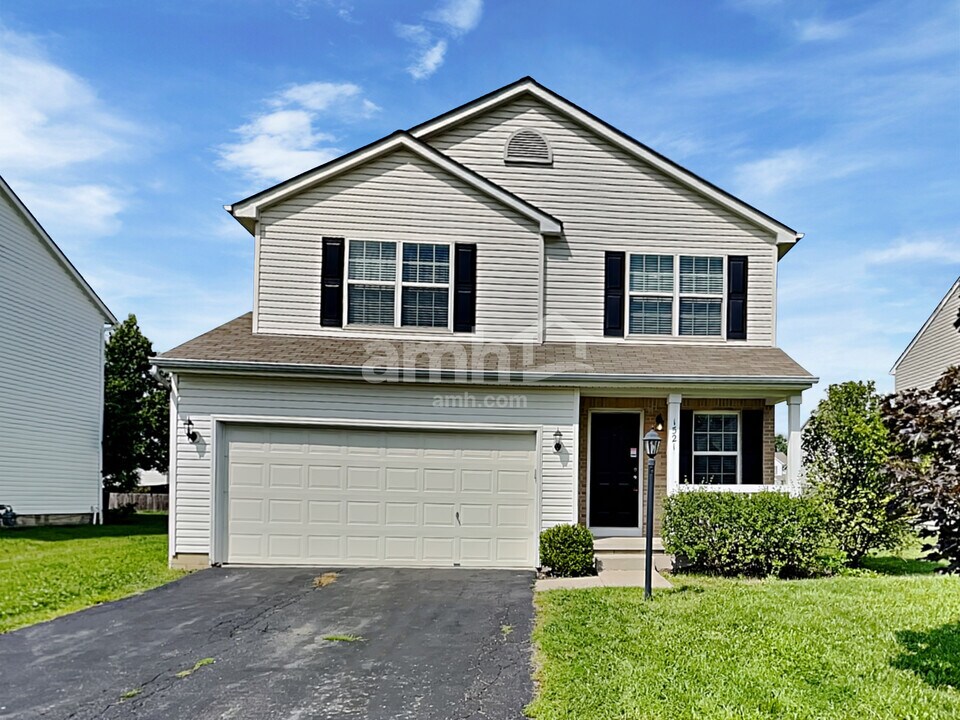 1521 McKinney Ln in Pataskala, OH - Building Photo