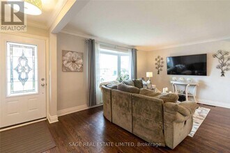 31 Rensburg Dr in Toronto, ON - Building Photo - Building Photo