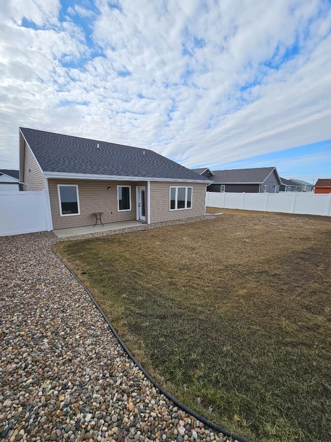 2913 Armstrong St in Bismarck, ND - Building Photo - Building Photo