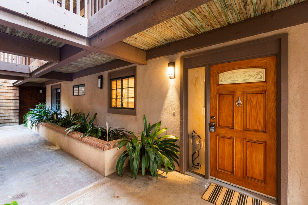 8860 Villa La Jolla Dr in San Diego, CA - Building Photo