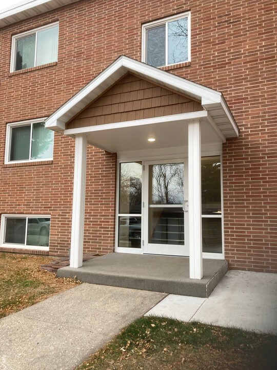 410 4th Ave NE in Watertown, SD - Building Photo