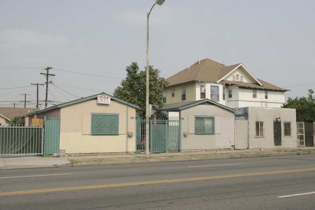 4261 S Main St in Los Angeles, CA - Building Photo