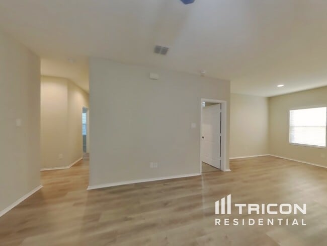 13110 Heathers Mist St in Saint Hedwig, TX - Building Photo - Building Photo