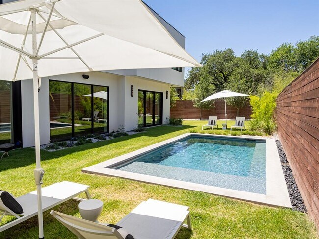 property at 805 W Live Oak St