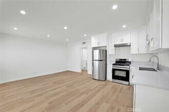 13018 Valleyheart Dr, Unit 4 in Los Angeles, CA - Foto de edificio - Building Photo