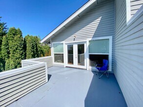 Bacolas Duplex 2 in Kirkland, WA - Building Photo - Building Photo