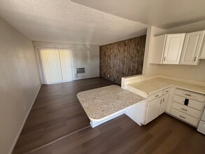 5352 S Swenson St in Las Vegas, NV - Building Photo - Building Photo