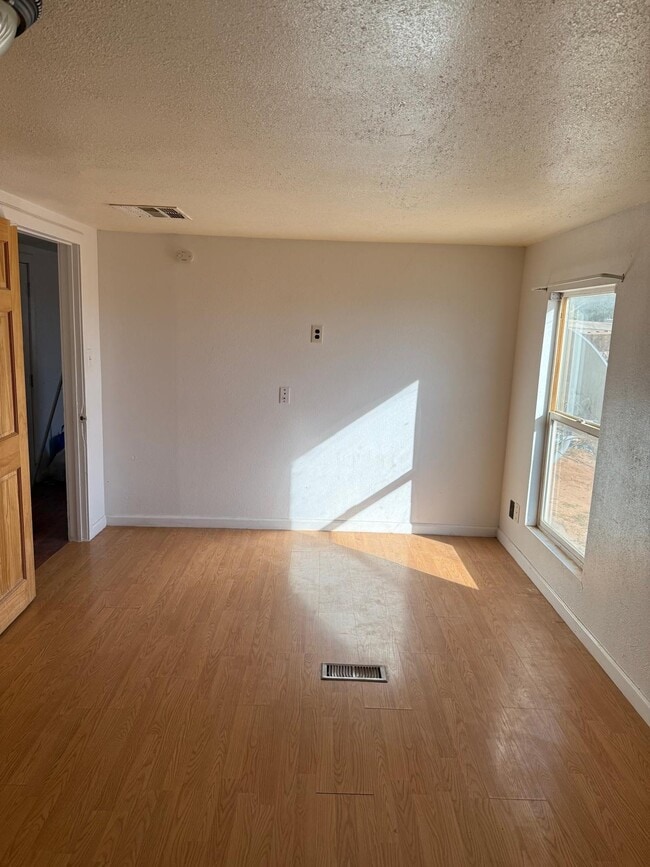 560 Meadowlake Rd in Los Lunas, NM - Foto de edificio - Building Photo