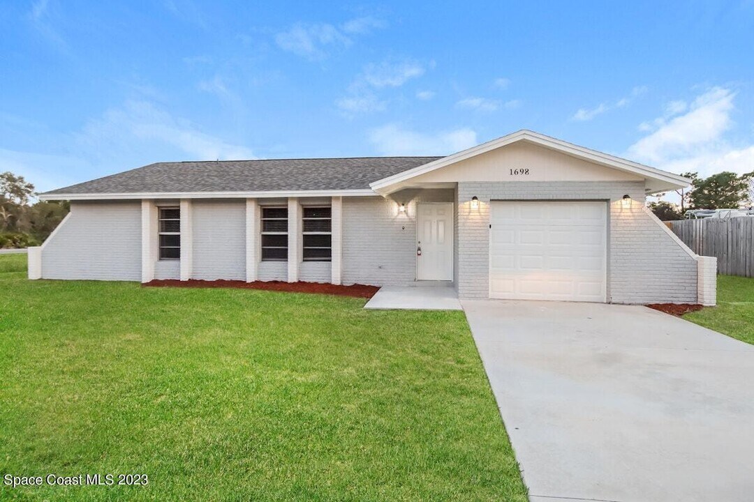 1698 Tilly St SE in Palm Bay, FL - Building Photo