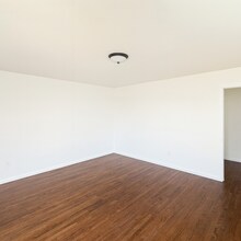 5104 E Falls View Dr in San Diego, CA - Building Photo - Building Photo