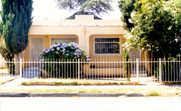 228 E 51st St in Los Angeles, CA - Building Photo