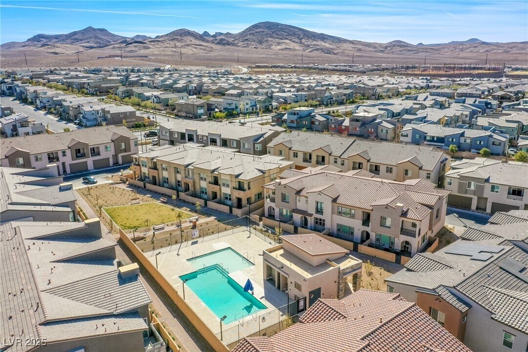 2527 Venetia Pointe St in Henderson, NV - Building Photo